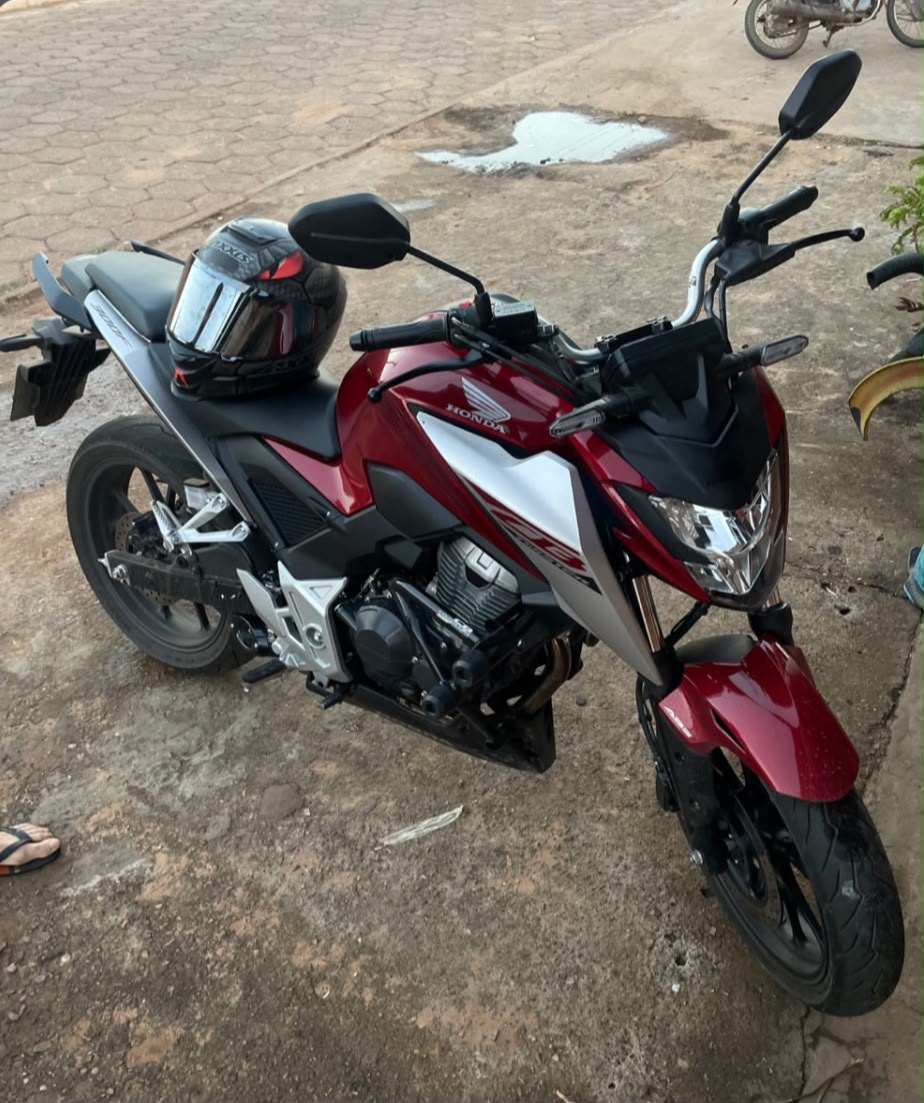 A moto antes do processo, com a pintura sem brilho e sujeira acumulada