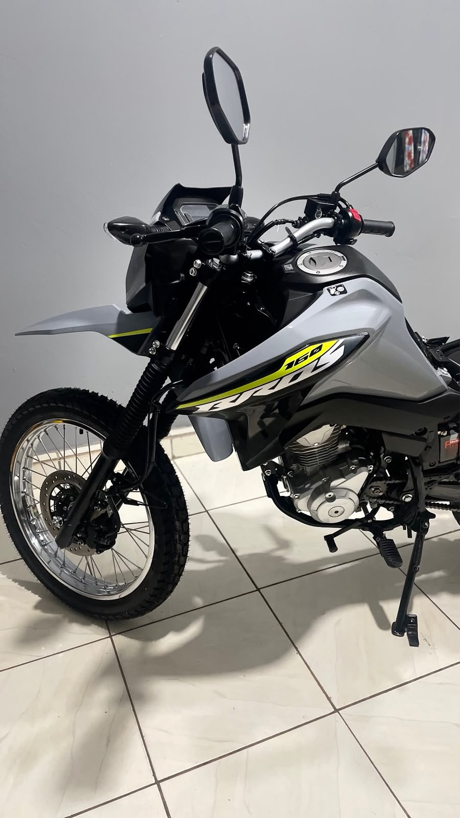 Honda XRE 160 cinza vista de frente, com o acabamento renovado