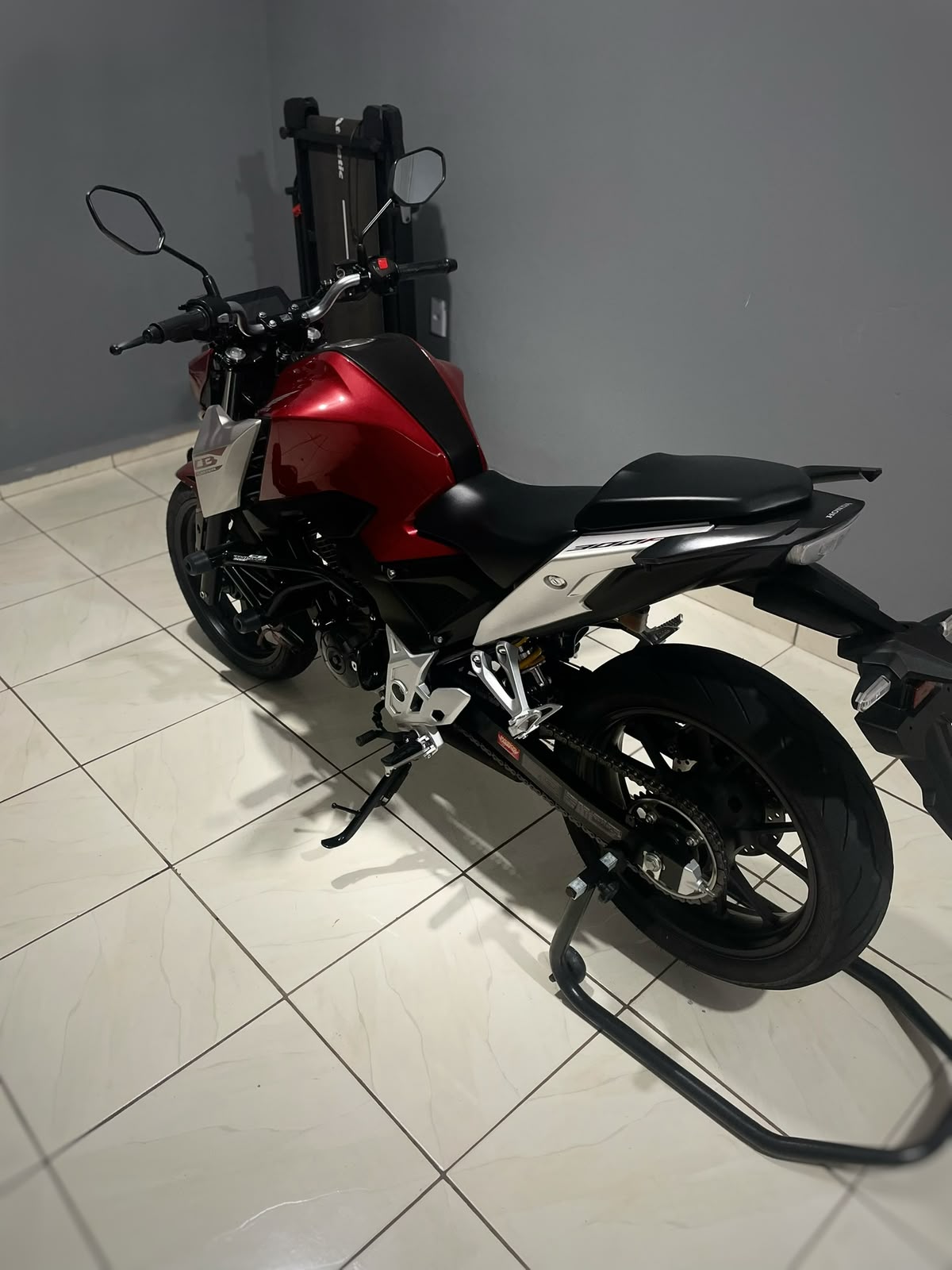 A mesma moto depois da vitrificação, com a pintura refletindo a luz