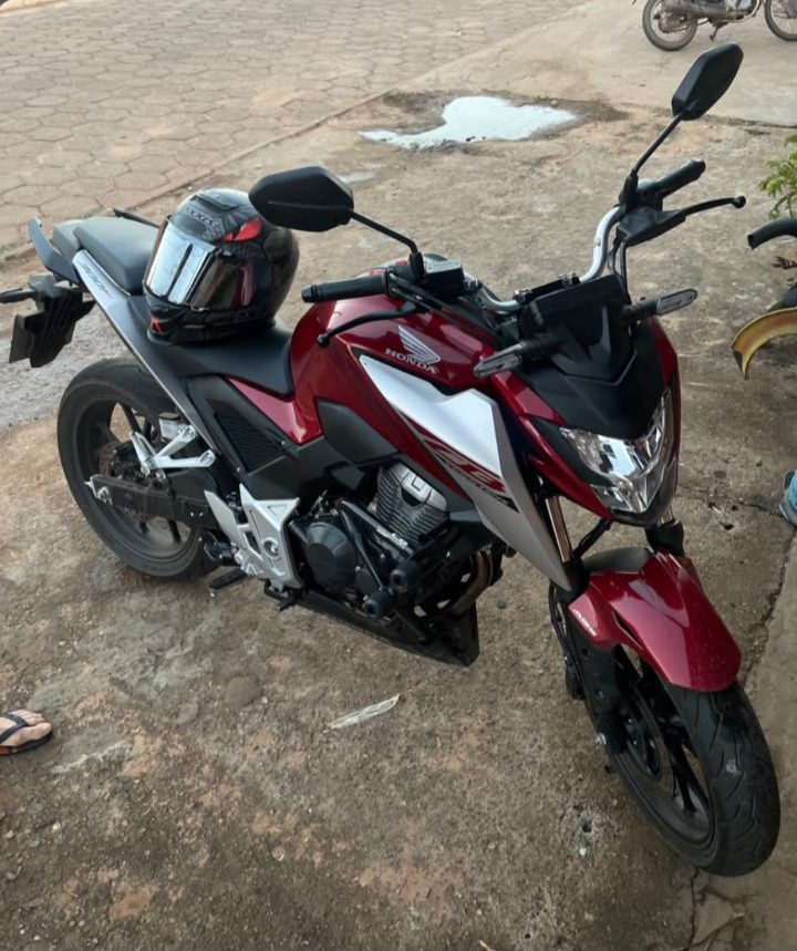 A moto antes do processo, com a pintura sem brilho e sujeira acumulada