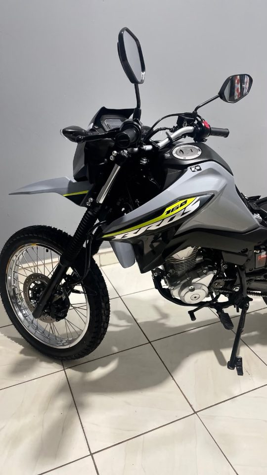 Honda XRE 160 cinza vista de frente, com o acabamento renovado